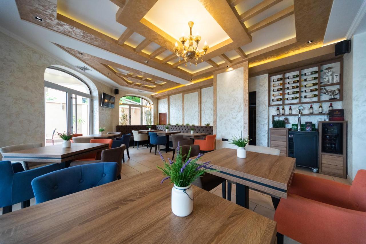 Garni Hotel Royal Crown 수보티차 외부 사진