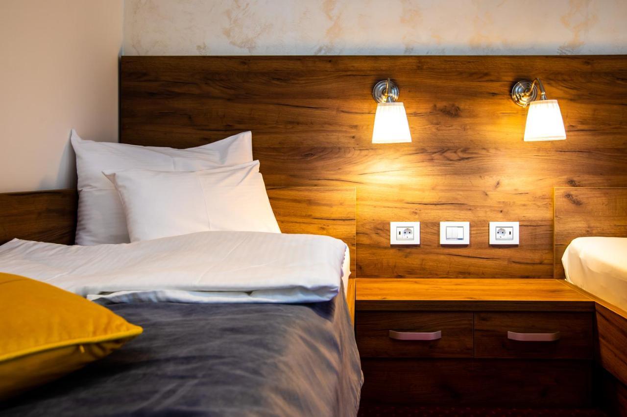 Garni Hotel Royal Crown 수보티차 외부 사진