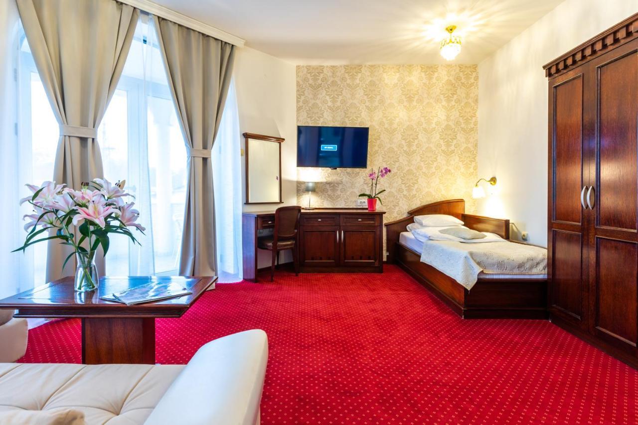 Garni Hotel Royal Crown 수보티차 외부 사진