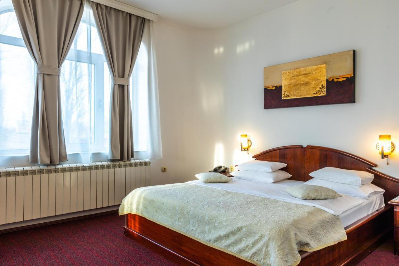 Garni Hotel Royal Crown 수보티차 외부 사진
