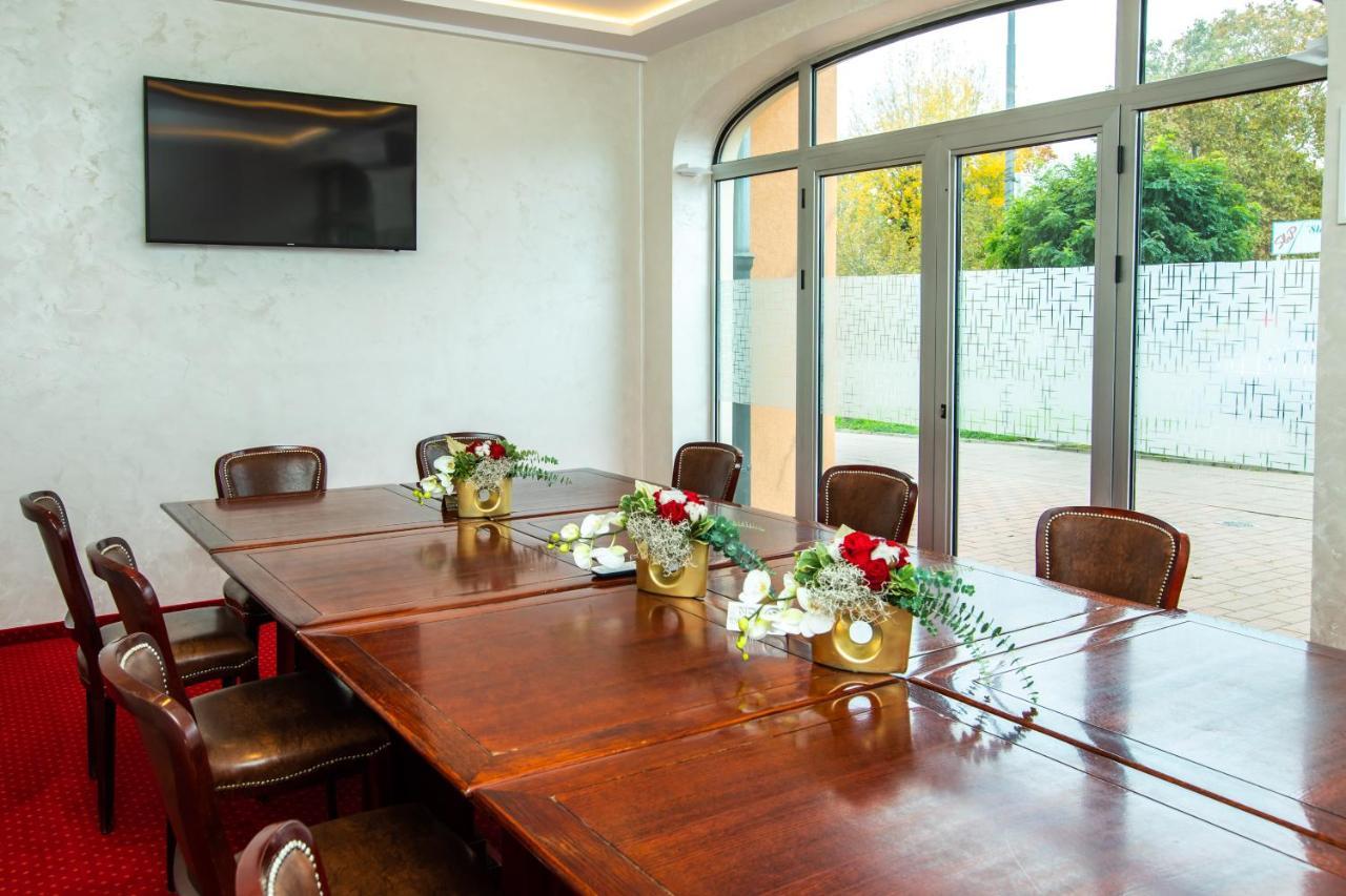 Garni Hotel Royal Crown 수보티차 외부 사진