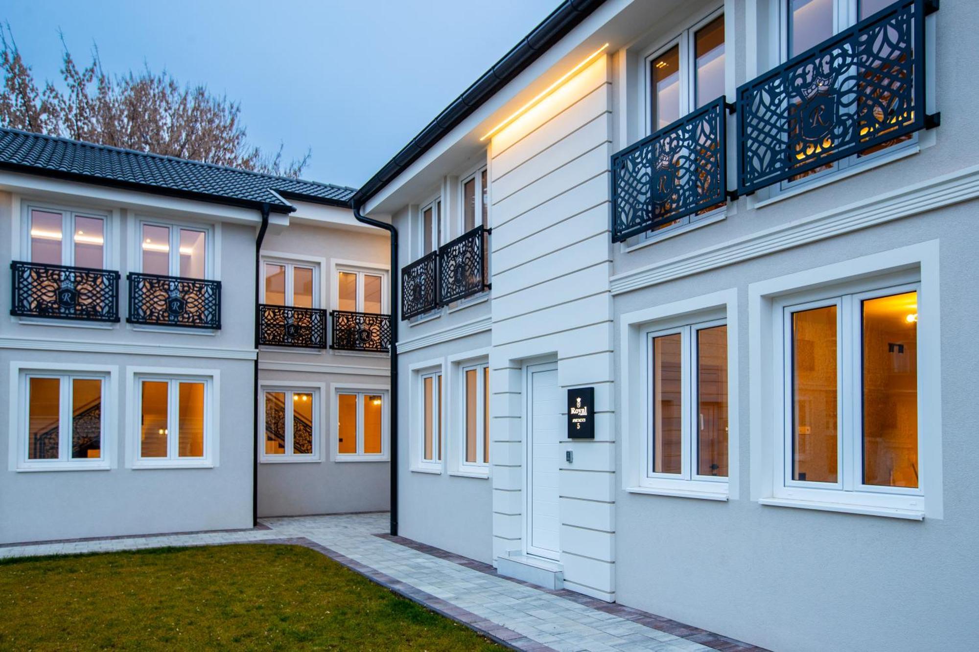 Garni Hotel Royal Crown 수보티차 외부 사진